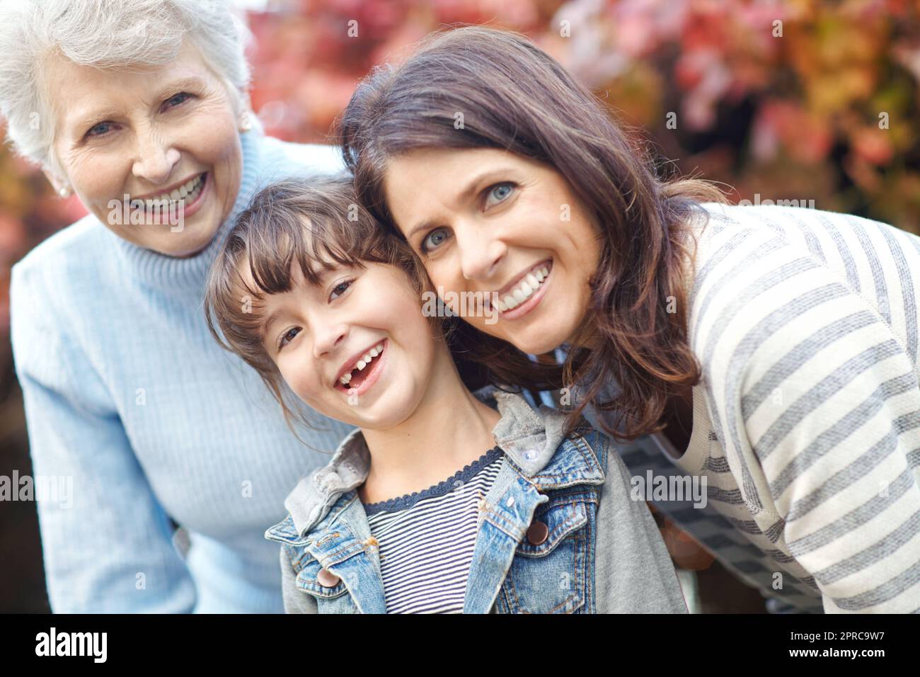 Fröhliche Familienzeit. Porträt einer dreigenerationalen Familie, die Zeit im Freien verbringt. Stockfoto