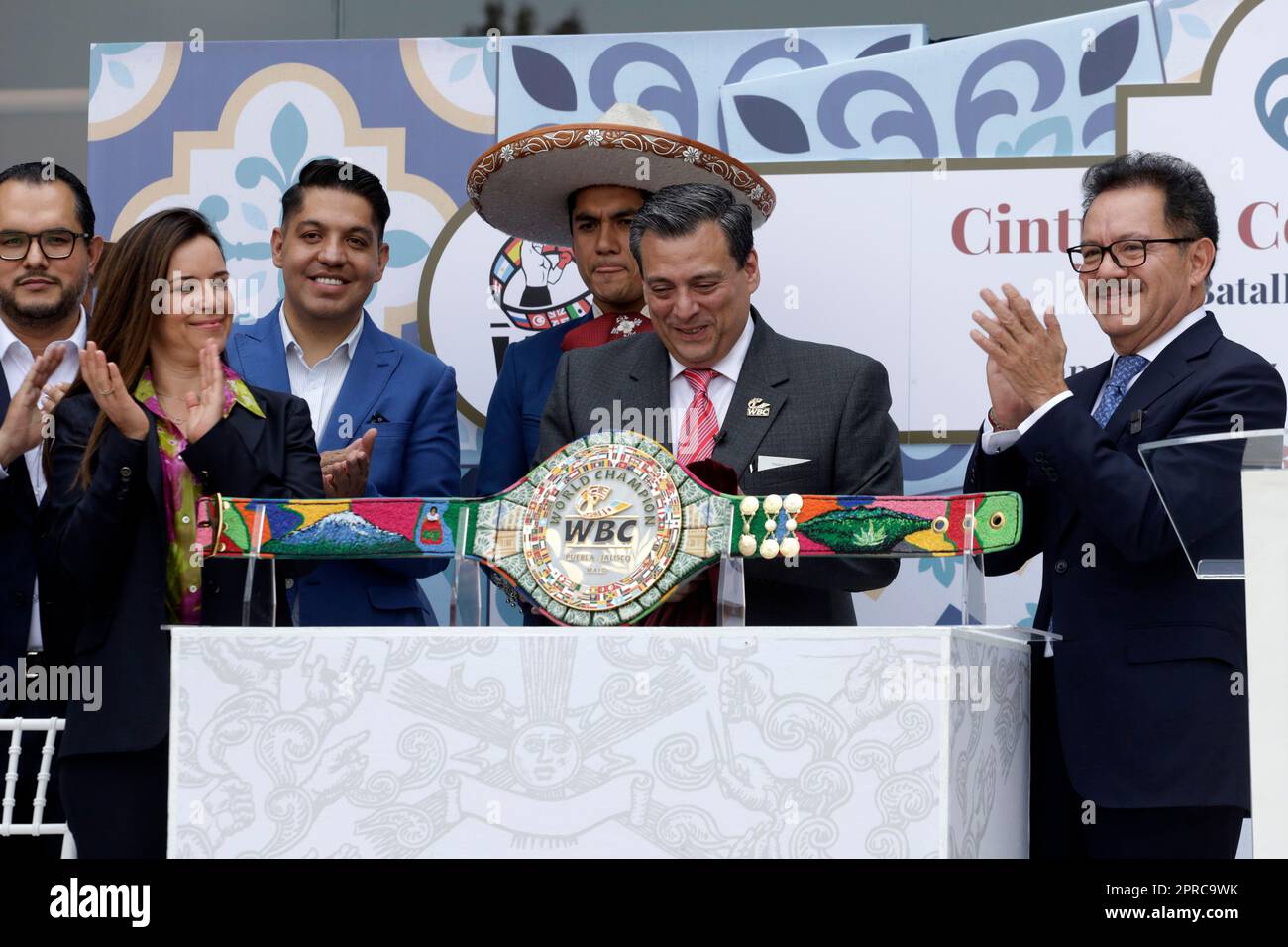 Mexiko-Stadt, Mexiko. 26. April 2023. Dem Vorsitzenden des Politischen Koordinierungsrats der Abgeordnetenkammer, Ignacio Mier; Der Präsident des World Boxing Council, Mauricio Sulaiman, und der stellvertretende Bundesbeamte Mirza Flores präsentierten am 6. Mai auf einer Konferenz in der Abgeordnetenkammer in Mexiko-Stadt den Gürtel der Schlacht vom Mai 5 für den Kampf von Saul ''Canelo'' Alvarez gegen John Ryder. Am 26. April 2023 in Mexiko-Stadt, Mexiko (Kreditbild: © Luis Barron/Eyepix via ZUMA Press Wire) NUR REDAKTIONELLE VERWENDUNG! Nicht für den kommerziellen GEBRAUCH! Stockfoto