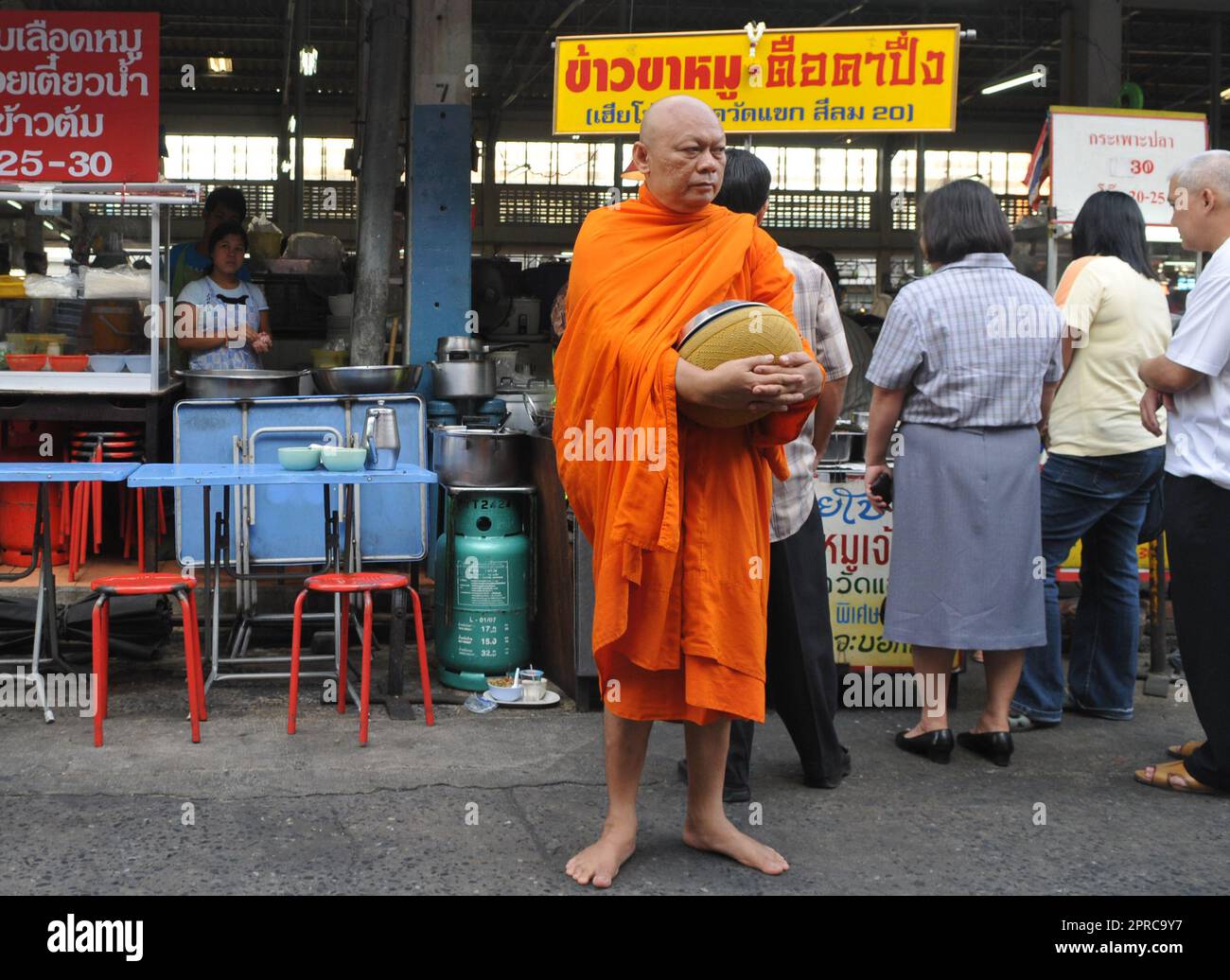 Ein thailändischer buddhistischer Mönch segnet die Einheimischen und ...
