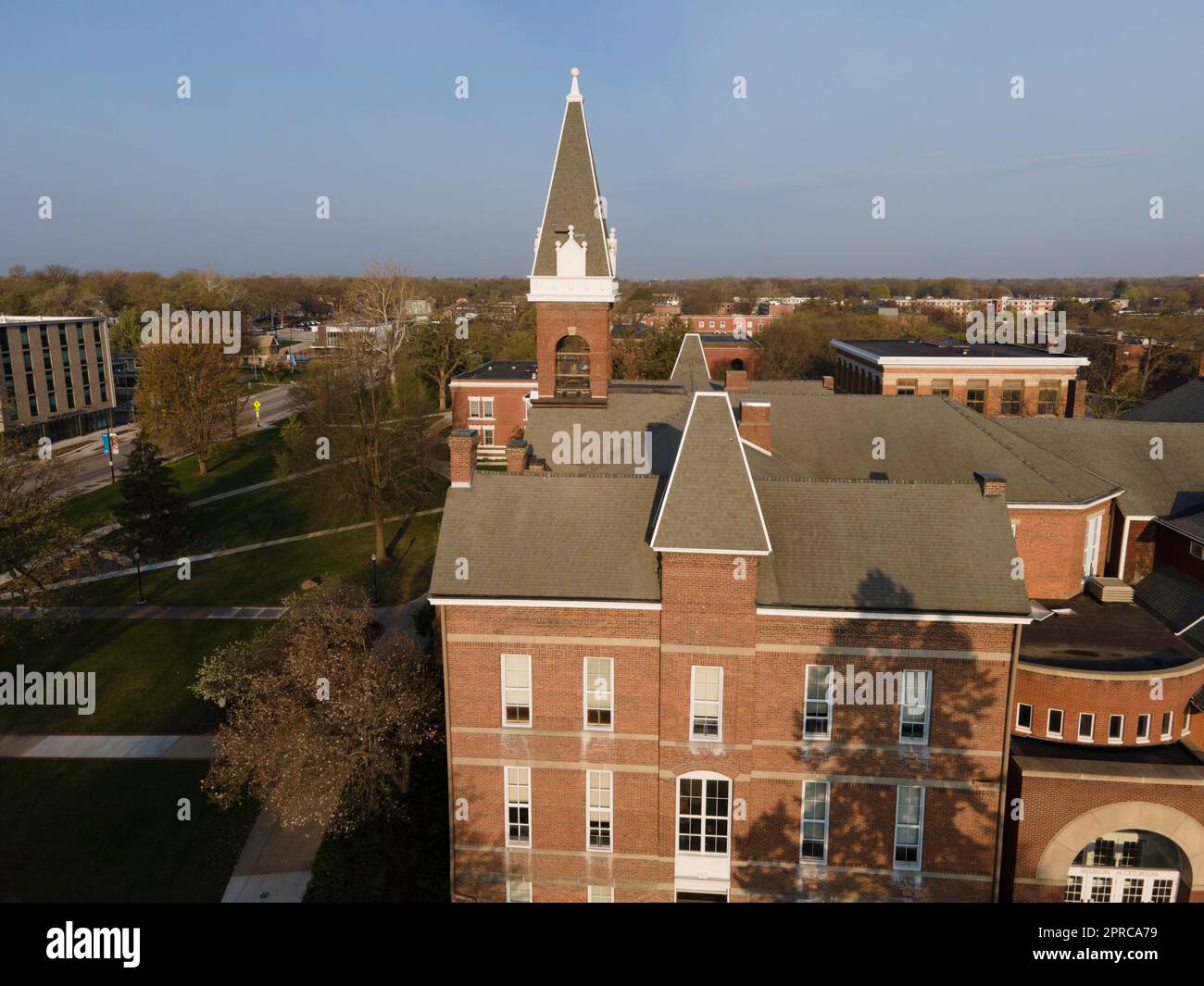 Der Alte Main. Luftaufnahme der Drake University an einem wunderschönen Frühlingsmorgen. Des Moines, Iowa, USA. Stockfoto