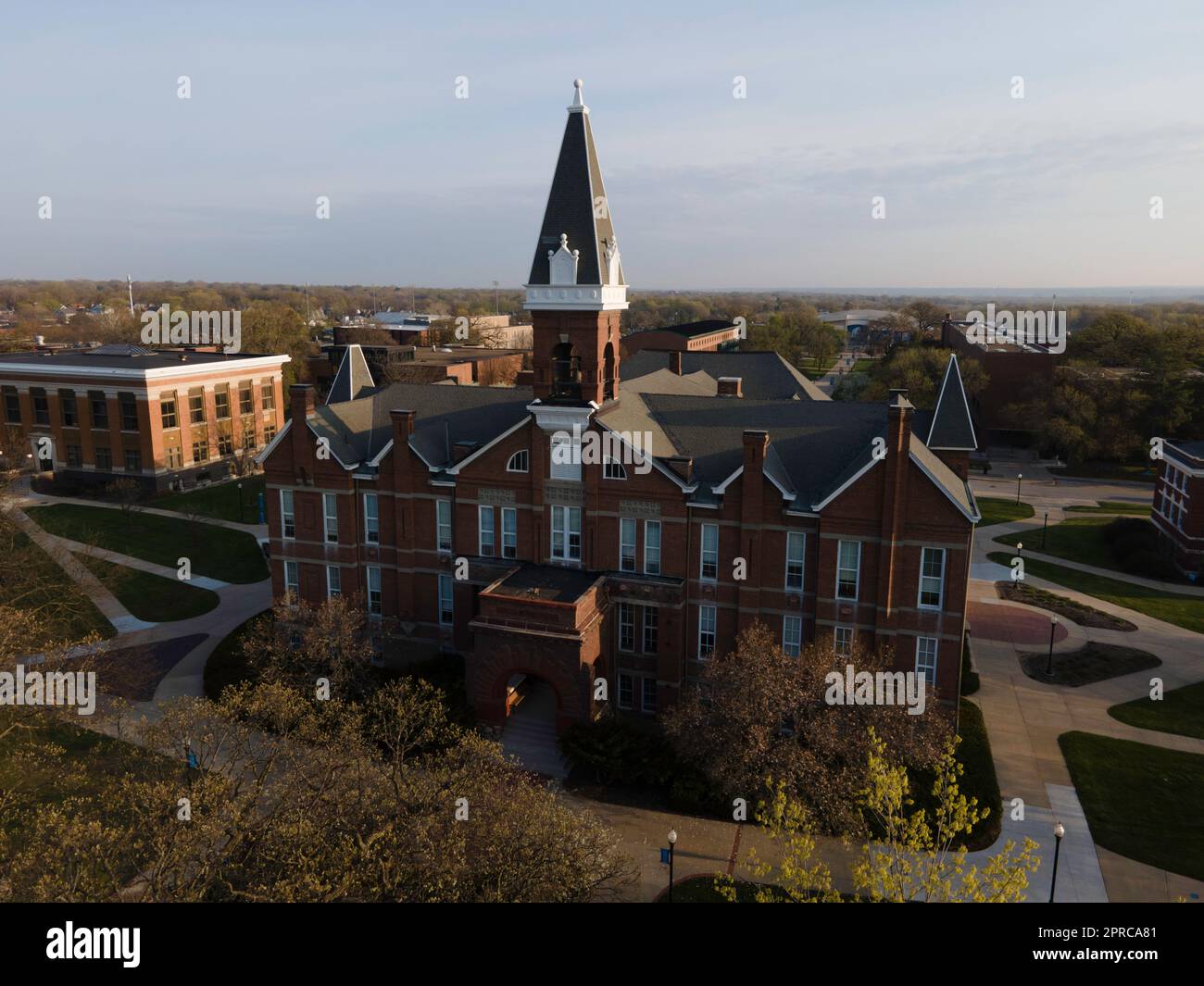 Der Alte Main. Luftaufnahme der Drake University an einem wunderschönen Frühlingsmorgen. Des Moines, Iowa, USA. Stockfoto