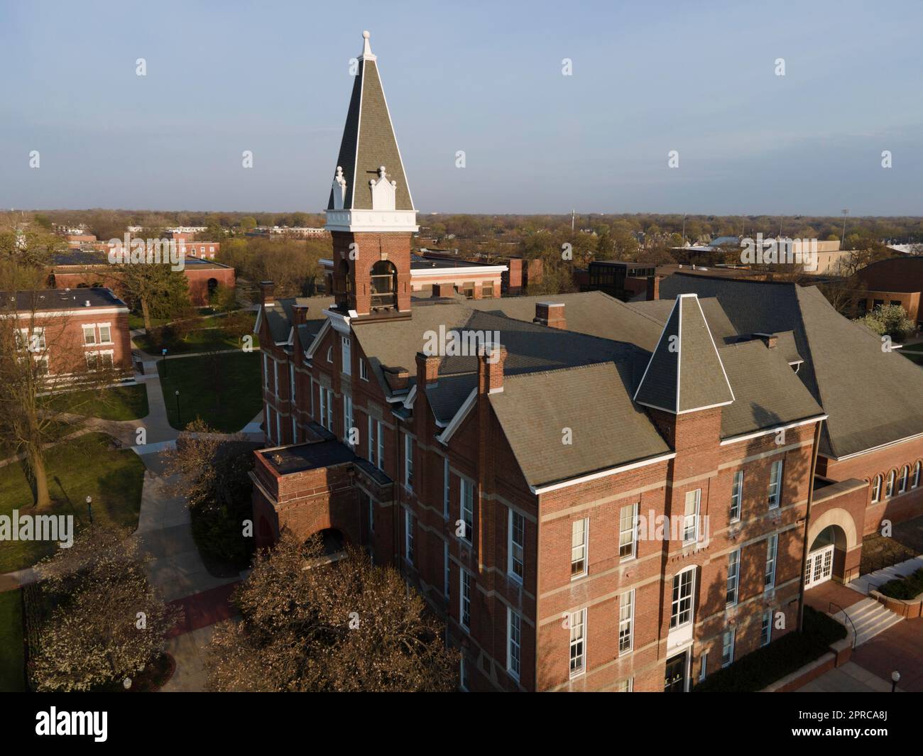 Der Alte Main. Luftaufnahme der Drake University an einem wunderschönen Frühlingsmorgen. Des Moines, Iowa, USA. Stockfoto