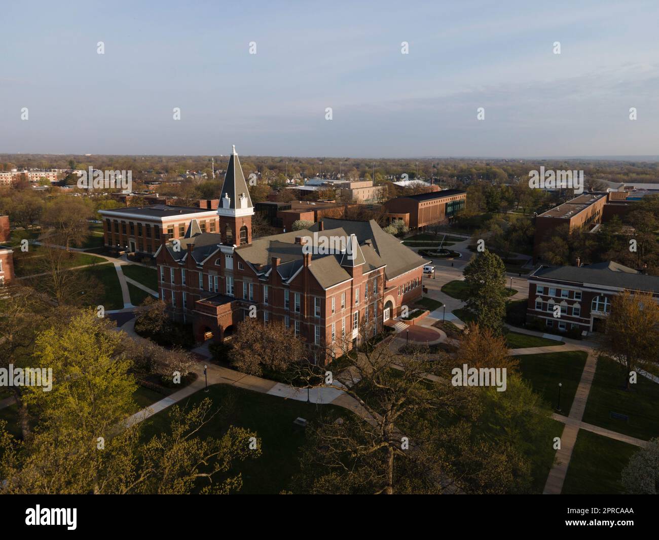 Der Alte Main. Luftaufnahme der Drake University an einem wunderschönen Frühlingsmorgen. Des Moines, Iowa, USA. Stockfoto