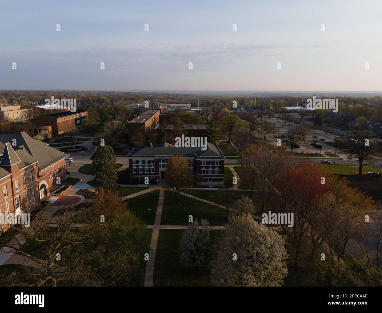 Der Alte Main. Luftaufnahme der Drake University an einem wunderschönen Frühlingsmorgen. Des Moines, Iowa, USA. Stockfoto