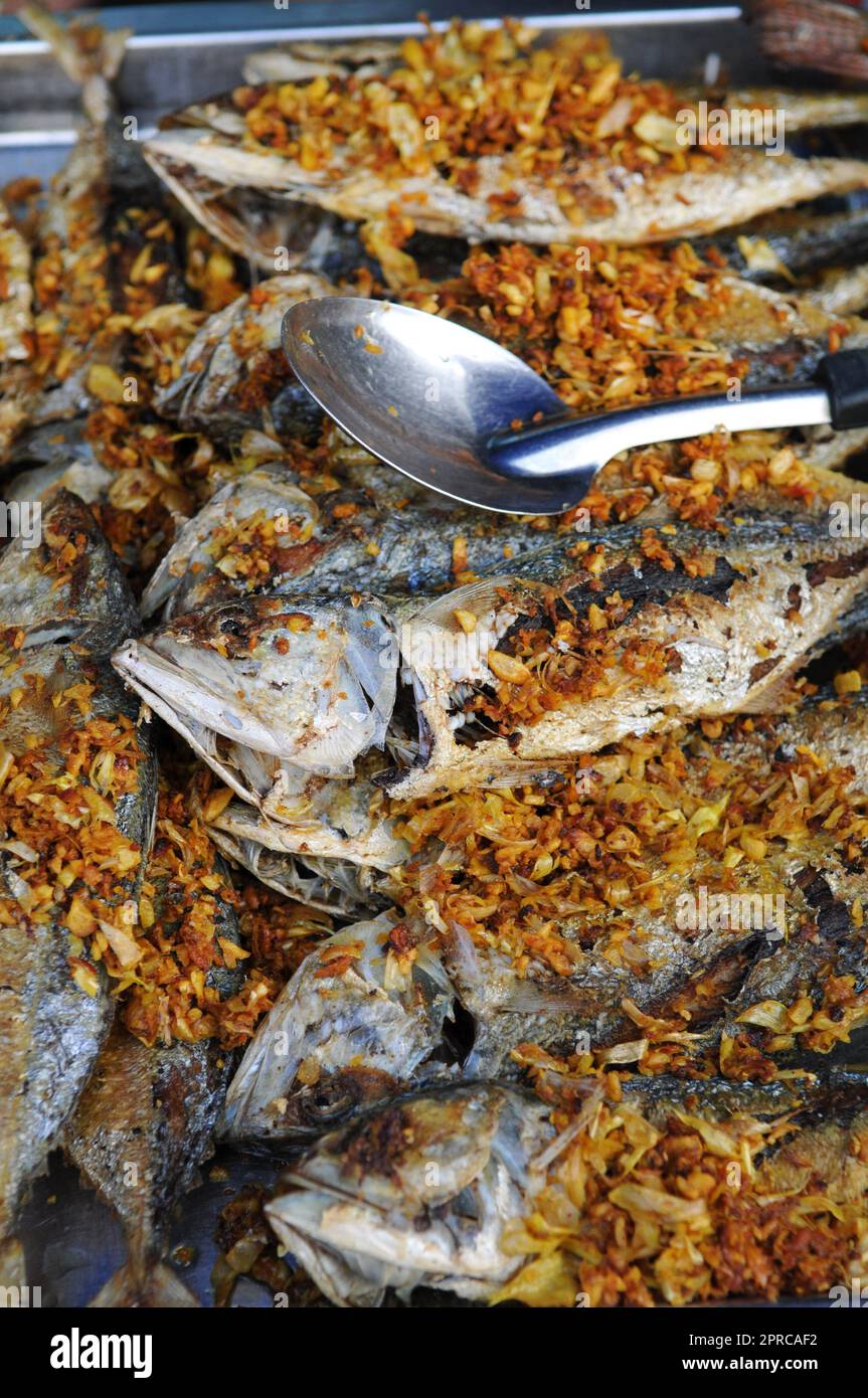 Gebratener thailändischer Fisch mit Knoblauch. Soi Prachum Markt, Bangkok, Thailand. Stockfoto