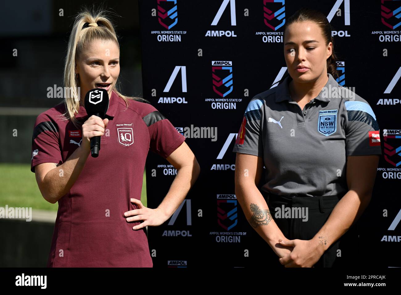 Die QLD-Maroons-Spielerin Tarryn Aiken (links) und die NSW-Blues-Spielerin Isabelle Kelly sprechen während einer Medienveranstaltung 2023 Women's State of Origin im CommBank Stadium, Parramatta, Donnerstag, den 27. April 2023. (AAP IMAGE/DAN HIMBRECHTS) KEINE ARCHIVIERUNG ** AUSSCHLIESSLICH REDAKTIONELLE VERWENDUNG, KEINE KOMMERZIELLE VERWENDUNG, KEINE BÜCHER ** Stockfoto