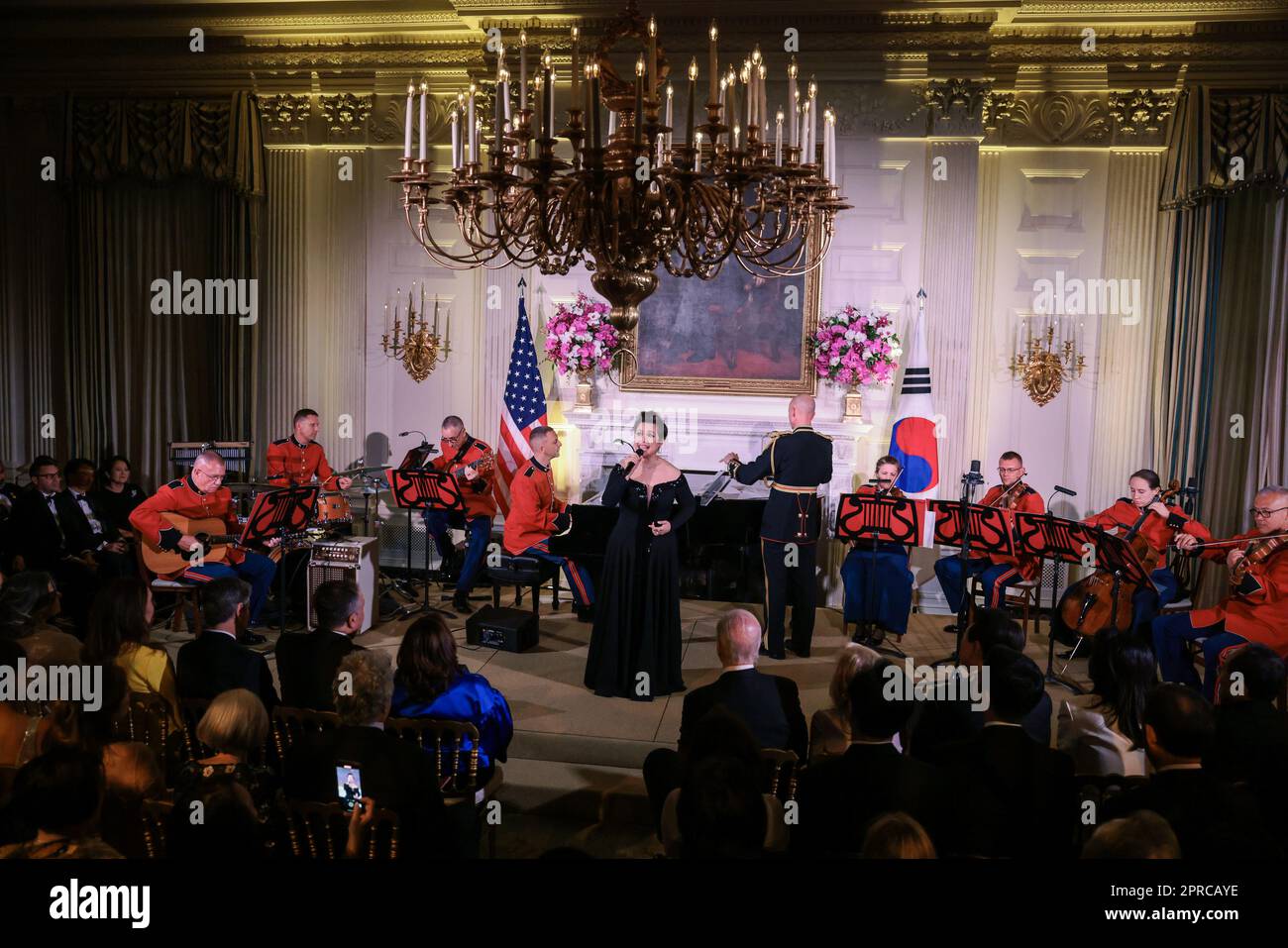 Washington, Usa. 26. April 2023. Broadway-Star Lea Salonga und das „President's own“ United States Marine Band Chamber Orchestra und die Trompeten der United States Army Band Herald treten während der USA auf Präsident Joe Biden trinkt während des Staatsessens auf Präsident Yoon Suk-Yeol der Republik Korea, der von den USA veranstaltet wird Präsident Joe Biden fand am Mittwoch, den 26. April 2023, im Ostzimmer des Weißen Hauses in Washington statt. Foto: Oliver Contreras/UPI Credit: UPI/Alamy Live News Stockfoto