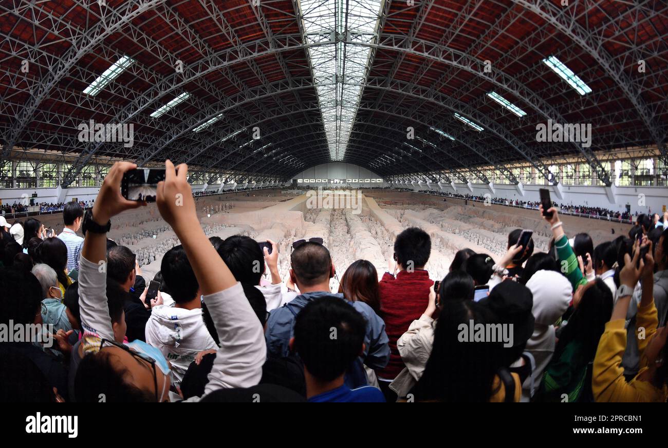 XI'an, Chinas Provinz Shaanxi. 26. April 2023. Besucher besuchen die
