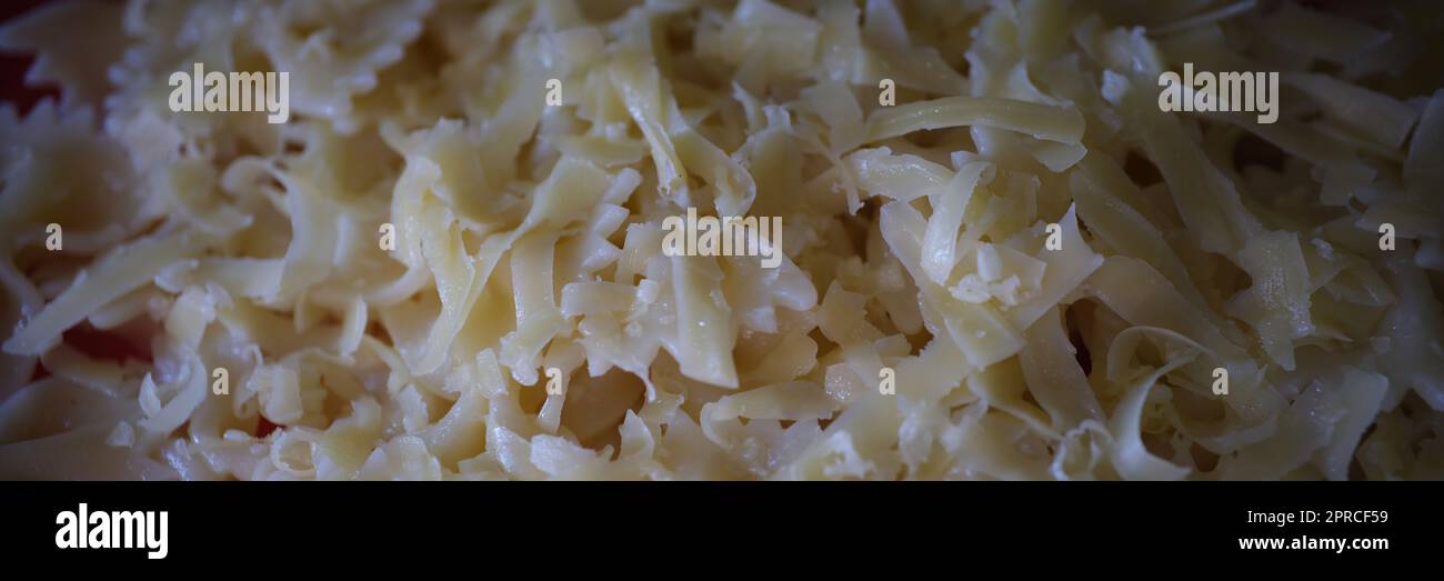 Leckere Makkaroni-Schleife oder Farfalle-Pasta mit geriebenem Käse Stockfoto