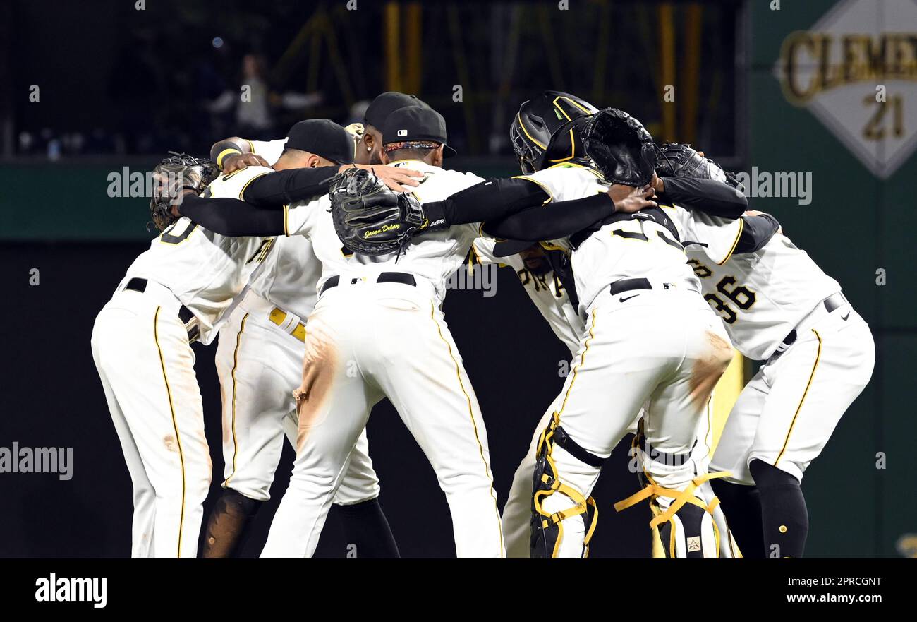 Pittsburgh, Usa. 26. April 2023. Pittsburgh Pirates versammeln sich am Mittwoch, den 26. April 2023 in Pittsburgh, und feiern den 8-1. Sieg gegen die Los Angeles Dodgers im PNC Park. Foto: Archie Carpenter/UPI Credit: UPI/Alamy Live News Stockfoto