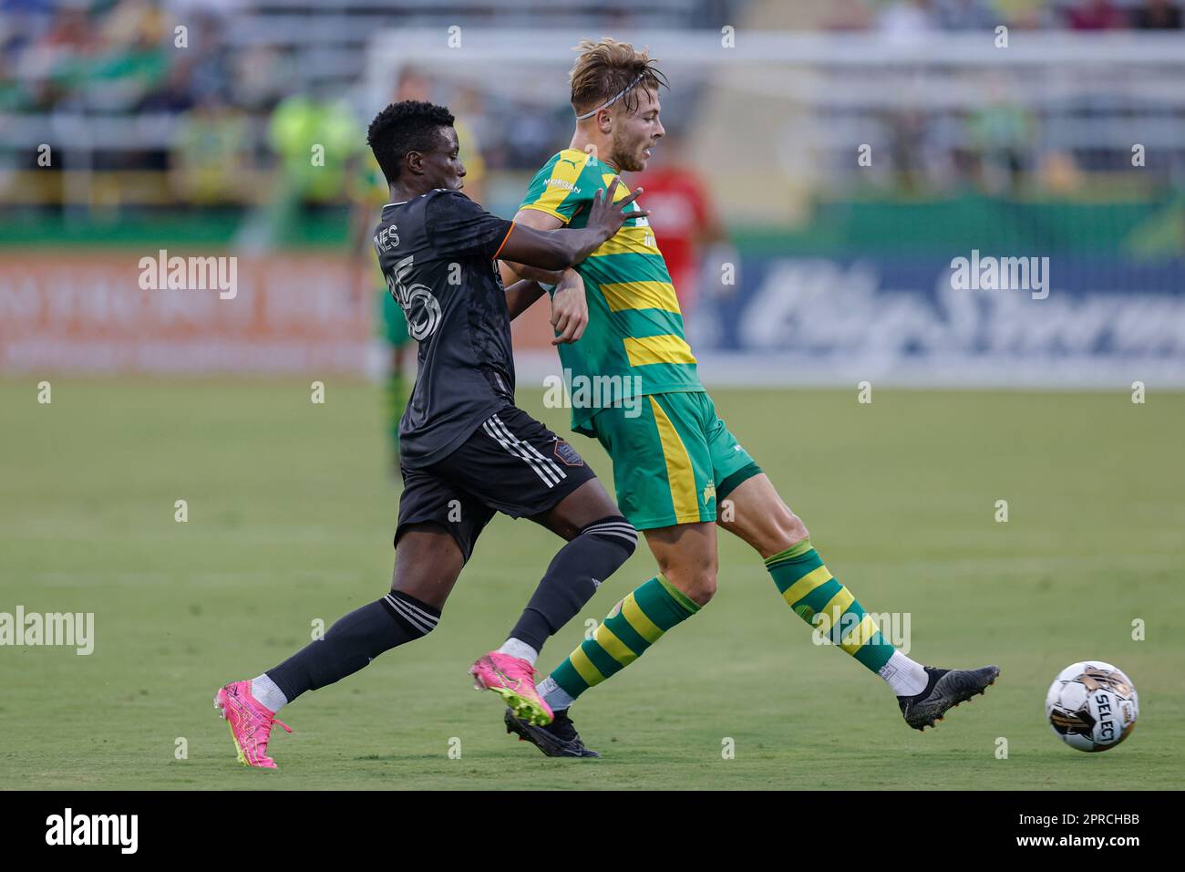 St. Petersburg, Florida: Der Mittelfeldspieler Charlie Dennis (14) von Tampa Bay Rowdies passt den Ball unter dem Druck des Houston Dynamo Mittelfeldspielers Brooklyn Rain Stockfoto