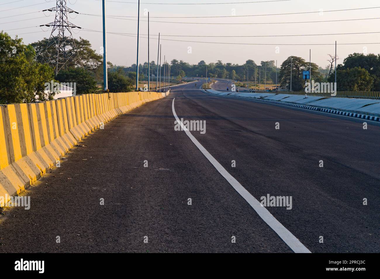 Kurve entlang der Nationalstraße in Indien Stockfoto