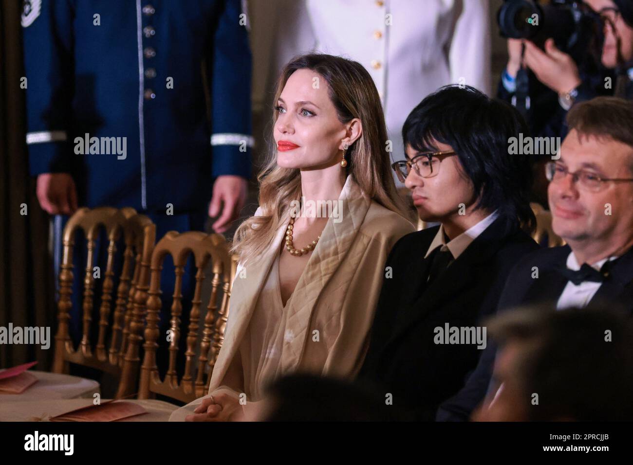 Washington, Usa. 26. April 2023. Angelina Jolie und Maddox Jolie-Pitt sehen während des State Dinner für Präsident Yoon Suk-Yeol der Republik Korea, das von den USA veranstaltet wird, Entertainer Präsident Joe Biden hielt am 26. April 2023 im East Room des Weißen Hauses in Washington DC. (Foto von Oliver Contreras/Pool/ABACAPRESS.COM) Kredit: Abaca Press/Alamy Live News Stockfoto