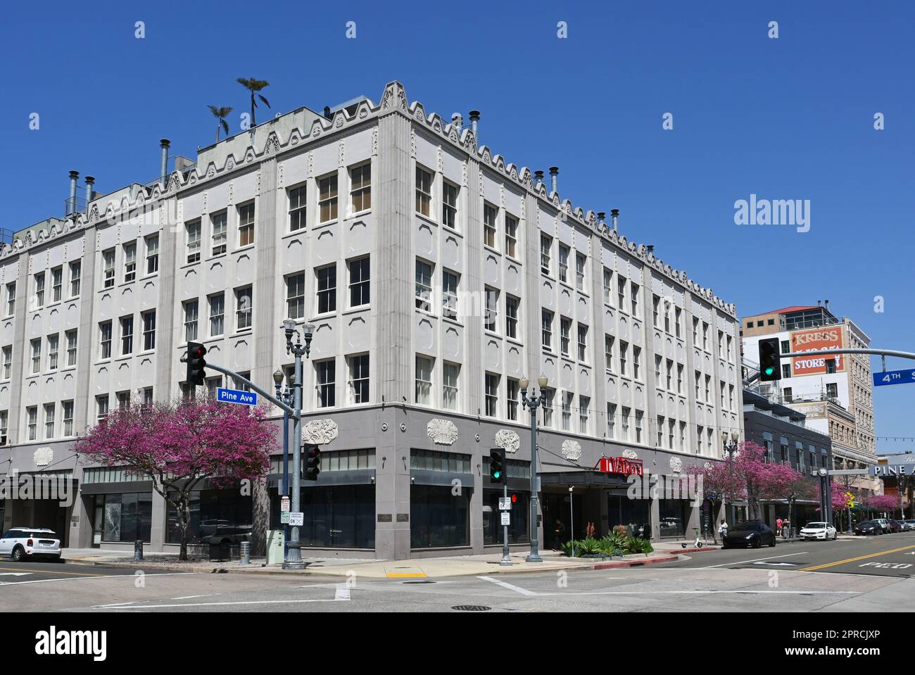 LONG BEACH, KALIFORNIEN - 18. April 23023: Das Walker Building ist ein luxuriöses Loftbau-Gebäude im Herzen von Long Beach. Stockfoto