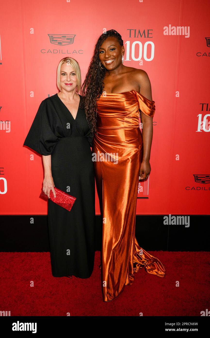 New York, USA. 26. April 2023. Jess Sibley, Sadé Muhammad auf dem roten Teppich während der Time 100 Gala, die die 100 einflussreichsten Menschen der Welt feiert, in der Frederick P. Rose Hall, Heimat des Jazz im Lincoln Center in New York, USA. Kredit: Jennifer Graylock/Alamy Live News Stockfoto