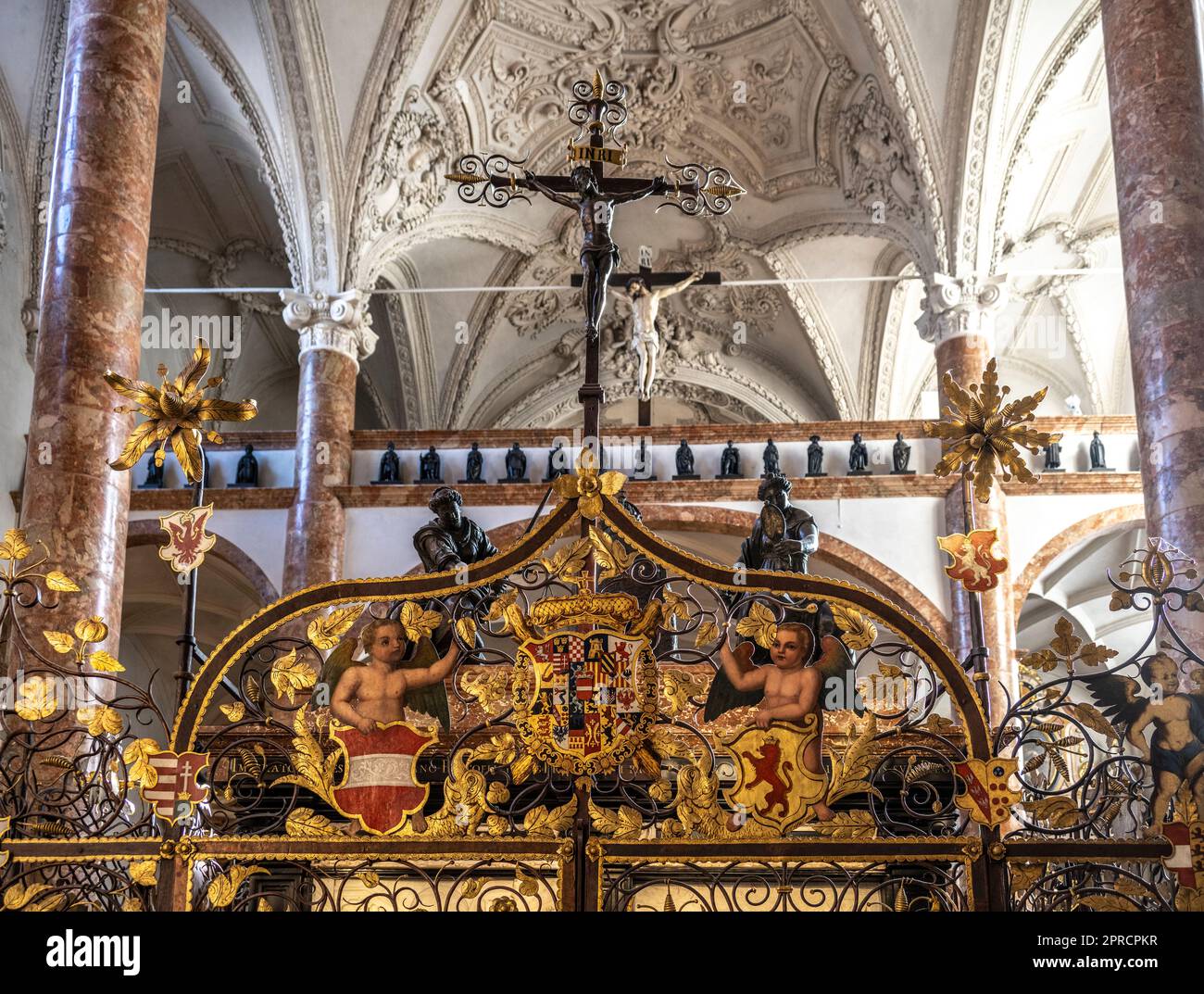 Kreuze und Wappen im Zenotaph Maximilian I. an der Hofkirche in Innsbruck Osterreich Stockfoto