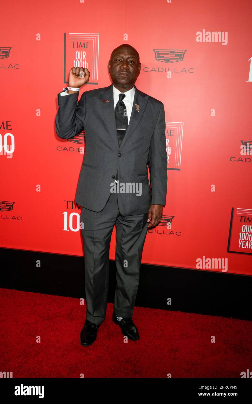 New York, USA. 26. April 2023. Benjamin Crump auf dem roten Teppich während der Zeit 100 Gala, die die 100 einflussreichsten Menschen der Welt feiert, in der Frederick P. Rose Hall, Heimat des Jazz im Lincoln Center in New York, USA. Kredit: Jennifer Graylock/Alamy Live News Stockfoto