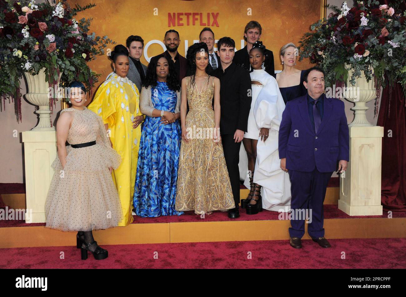 Los Angeles, Kalifornien. 26. April 2023. Peyvand Sadeghian, Golda Rosheuvel, Sam Clemmett, Shonda Rhimes, Tunji Kasim, Indien Amarteifio, Tom Verica, Corey Mylchreest, Arsema Thomas, Freddie Dennis, Betsy Beers, Hugh Sachs bei der Ankunft VON QUEEN CHARLOTTE: A BRIDGERTON STORY World Premiere, Regency Village Theatre, Los Angeles, CA 26. April 2023. Kredit: Elizabeth Goodenough/Everett Collection/Alamy Live News Stockfoto