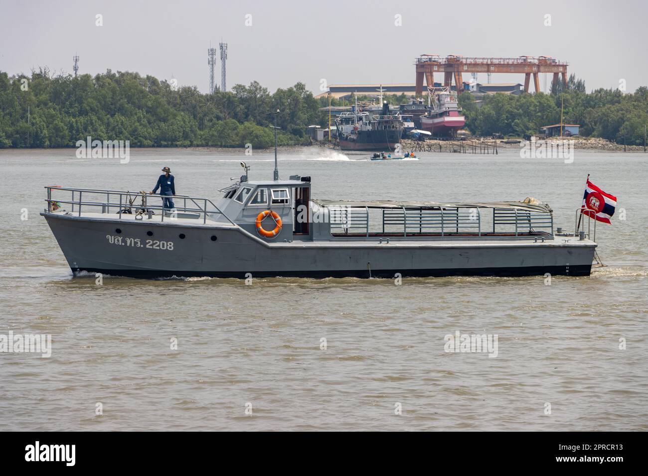 SAMUT PRAKAN, THAILAND, 14 2023. MÄRZ, Ein Militärschiff für Transportpersonen, segelt entlang des Chao Phraya Flusses Stockfoto