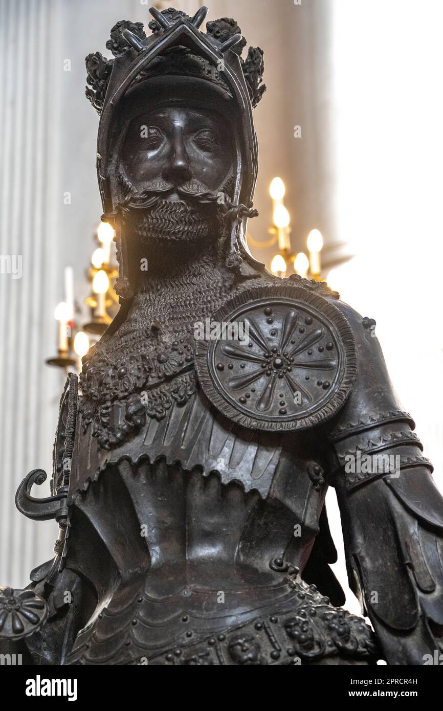 Leopold III. Die fromme Bronzestatue im Hofkirche-Museum in Innsbruck für Kaiser Maximilian I. Stockfoto