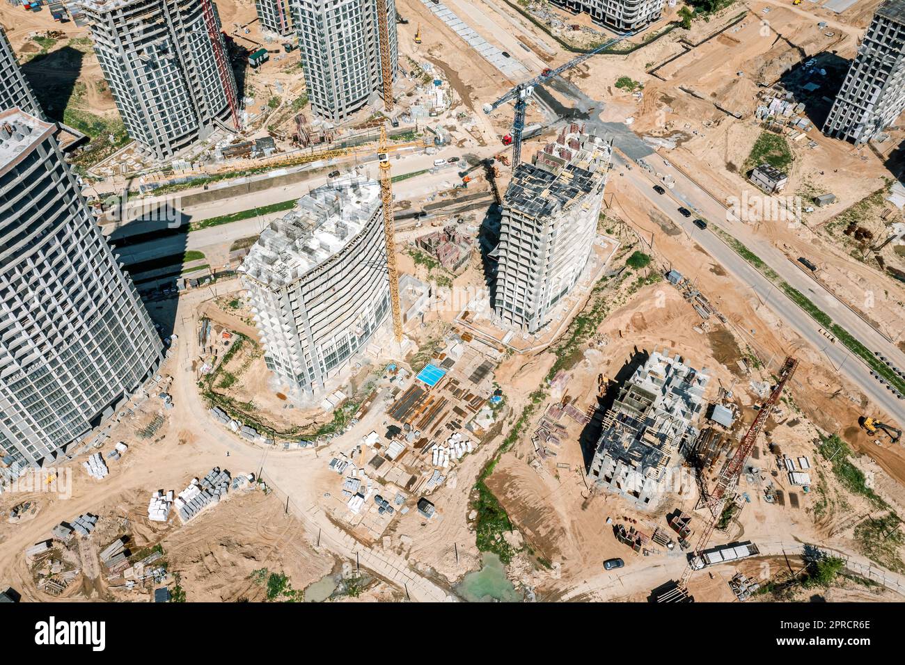 Bautätigkeit auf der Baustelle eines neuen Wohnungsgebäudes. Luftaufnahme von der fliegenden Drohne. Stockfoto