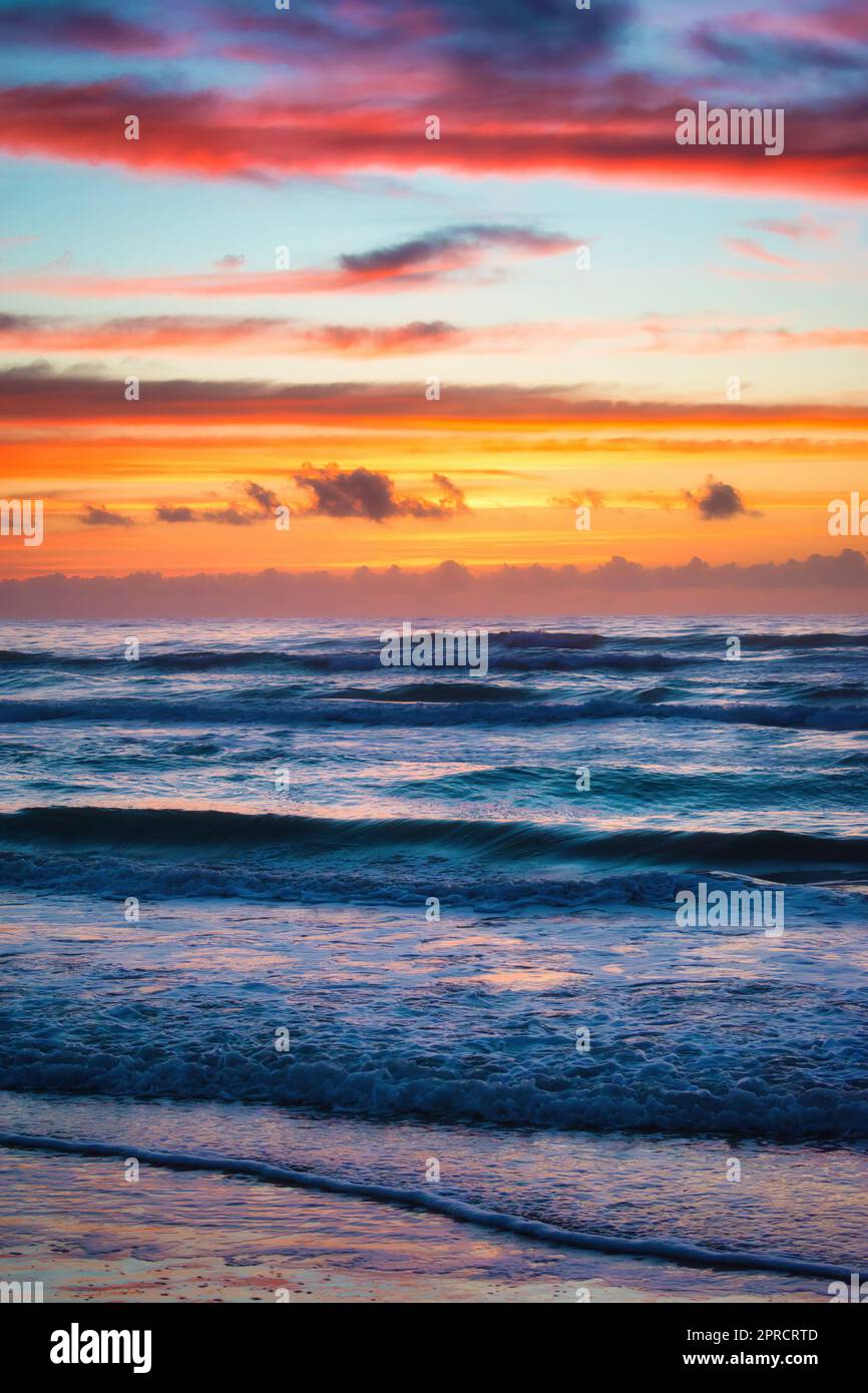 Dramatischer Sonnenaufgang Im Ozean Stockfoto
