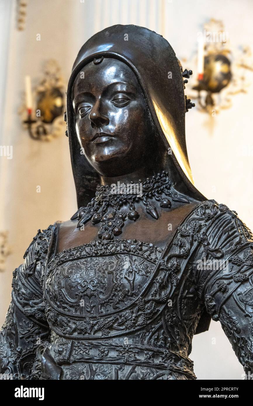Maria von Burgund Bronzestatue im Hofkirche-Museum in Innsbruck für Kaiser Maximilian I. Stockfoto