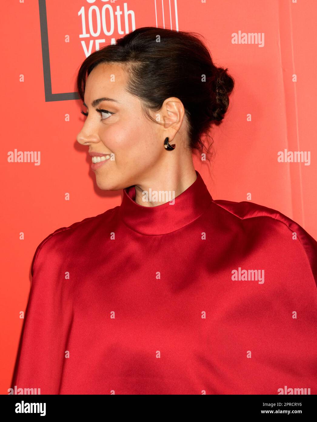 New York, USA. 26. April 2023. Aubrey Plaza auf dem roten Teppich während der Zeit 100 Gala, die die 100 einflussreichsten Menschen der Welt feiert, in der Frederick P. Rose Hall, Heimat des Jazz im Lincoln Center in New York, USA. Kredit: Jennifer Graylock/Alamy Live News Stockfoto