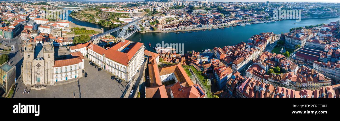 Panoramablick auf die Kathedrale von Porto, den Douro, die Luis I-Brücke und die angrenzenden Stadtviertel Stockfoto