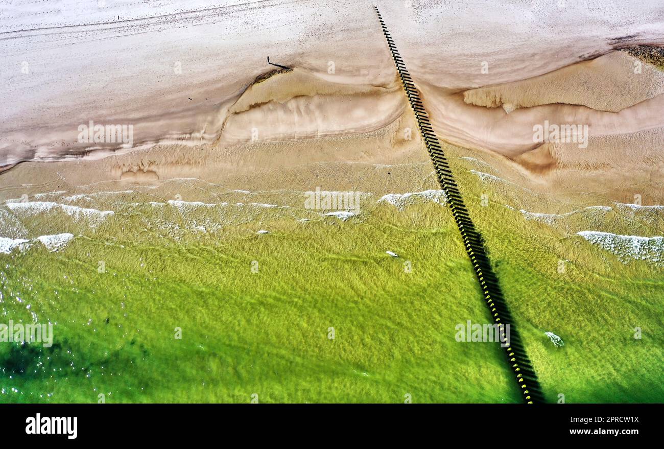 Abstrakte grafische Luftaufnahme eines Piers und des Sandstrands an der Ostseeküste in Polen Stockfoto