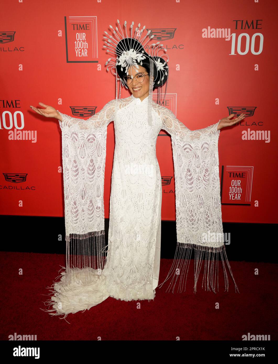 New York, USA. 26. April 2023. Ali Wong auf dem roten Teppich während der Time 100 Gala, die die 100 einflussreichsten Menschen der Welt feiert, fand in der Frederick P. Rose Hall statt, Heimat des Jazz im Lincoln Center in New York, USA. Kredit: Jennifer Graylock/Alamy Live News Stockfoto