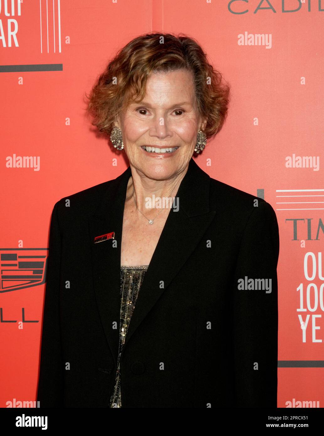 New York, USA. 26. April 2023. Judy Blume auf dem roten Teppich während der Time 100 Gala, die die 100 einflussreichsten Menschen der Welt feiert, fand in der Frederick P. Rose Hall statt, Heimat des Jazz im Lincoln Center in New York, USA. Kredit: Jennifer Graylock/Alamy Live News Stockfoto