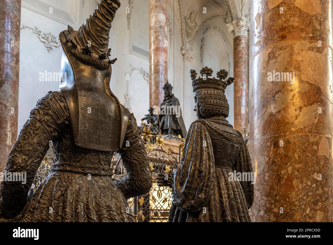 Bronzestatuen von Maria von Burgund und Elisabeth von Ungarn flankieren das Zenotaph von Maximilian I. an der Hofkirche in Innsbruck Österreich das Zenotaph Stockfoto