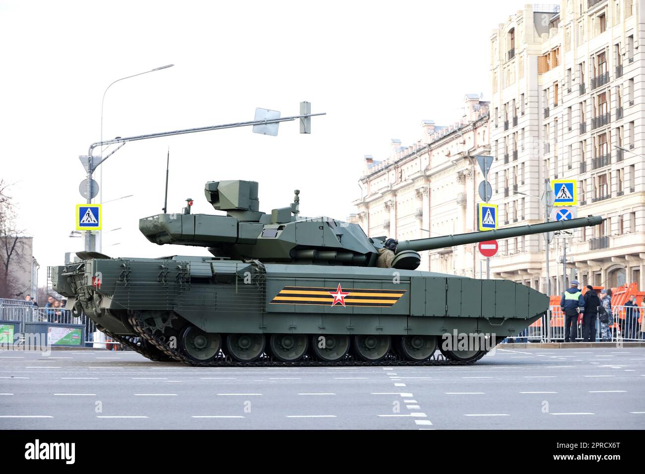 Armata, russischer Hauptkampfpanzer auf der Straße der Stadt in Moskau während der Probe der Siegesparade Stockfoto