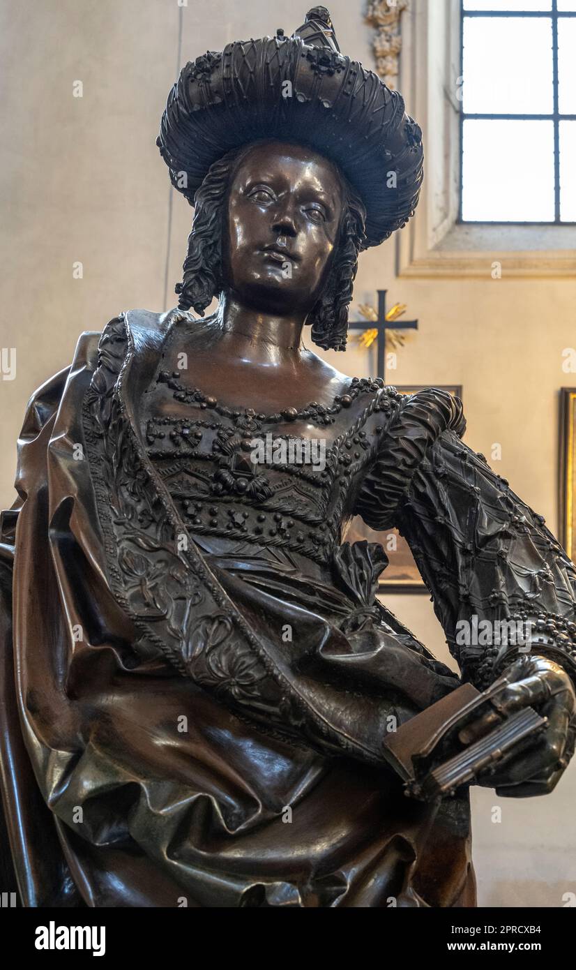 Die Bronzestatue der Kymburgis Masovia im Hofkirche-Museum in Innsbruck für Kaiser Maximilian I. Stockfoto