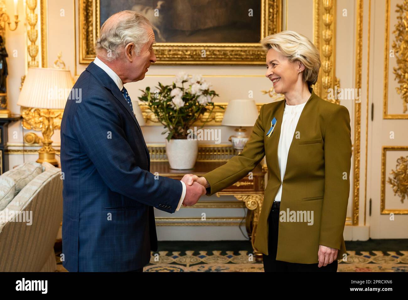 Aktenfoto von König Charles III. Vom 27.02/23, empfangen von Präsidentin der Europäischen Kommission Ursula von der Leyen während einer Audienz im Schloss Windsor, Berkshire. König Karl III. Hatte in den ersten Monaten seiner Herrschaft als Karl III. Persönliche Probleme und einen politischen Streit Stockfoto