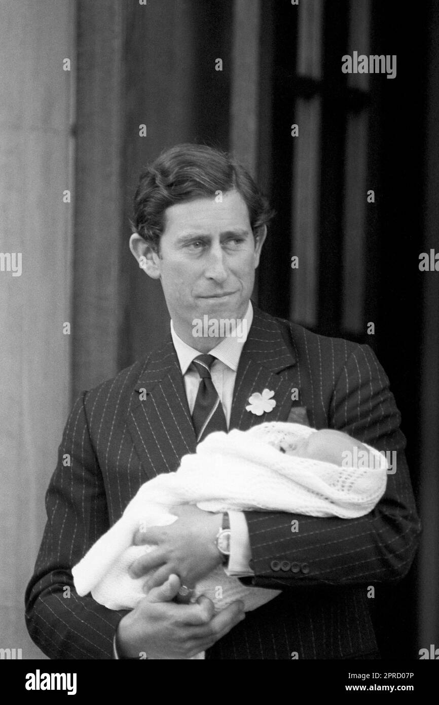 Aktenfoto vom 22. Dezember 06/82 des Prinzen von Wales, hält seinen neugeborenen Sohn Prinz William, während sie St. Mary's Hospital, Paddington, London. Die Nachrichtenagentur der PA hat Fotos von jedem Jahr des Königs zusammengestellt, um Karls III. Krönung zu feiern. Ausgabedatum: Donnerstag, 27. April 2023. Stockfoto