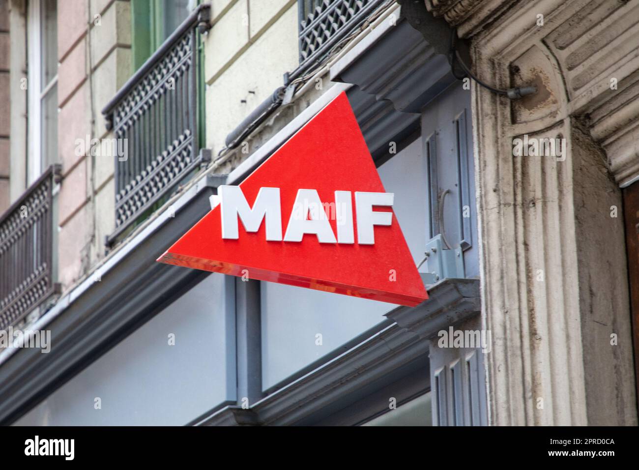 lyon , Aura France - 04 24 2023 : Fassade mit MAIF-Logo und Textzeichen der französischen Versicherungsanstalt auf Gegenseitigkeit Stockfoto