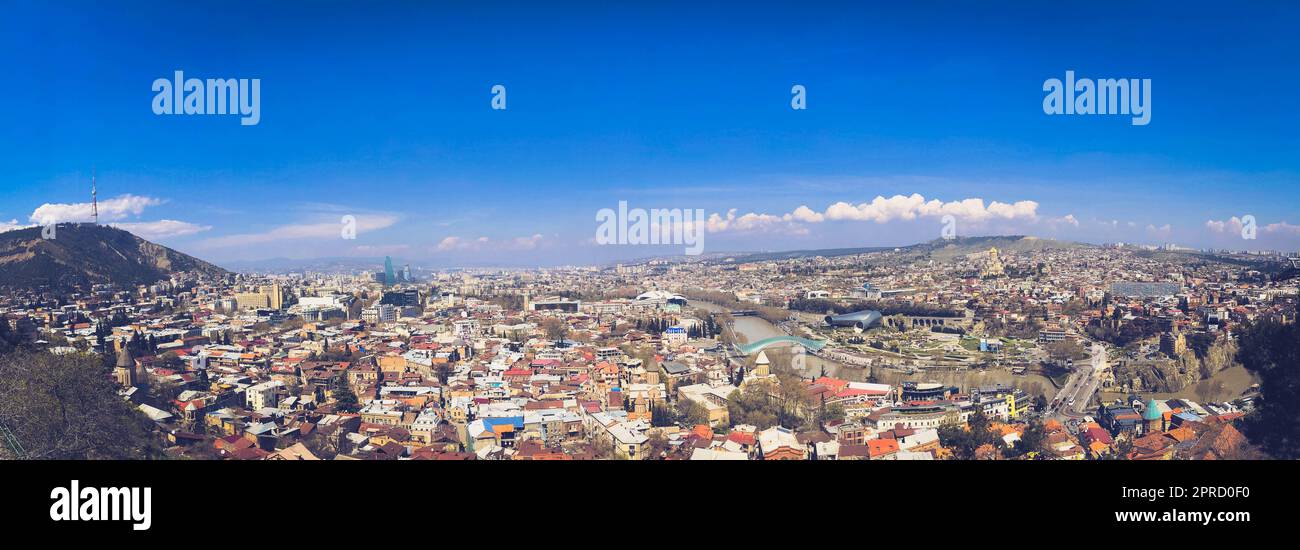 Großes Panorama mit Blick von der Höhe einer wunderschönen Touristenstadt mit Gebäuden und Häusern, Bäumen und Pflanzen, Natur vor dem blauen Himmel. Europ Stockfoto