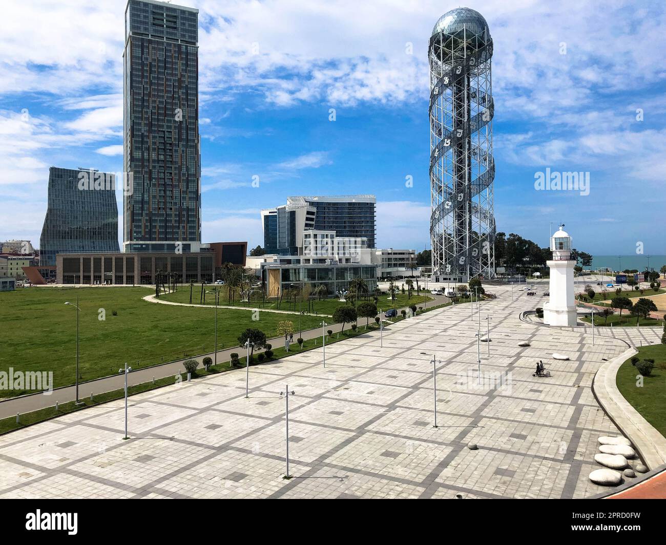 Ein großes, wunderschönes Metall, modernes, spiralförmiges Turmalphabet, ein Symbol der Stadt und Glasböcke, Gebäude, Wolkenkratzer an der Küste. Fledermaus Stockfoto