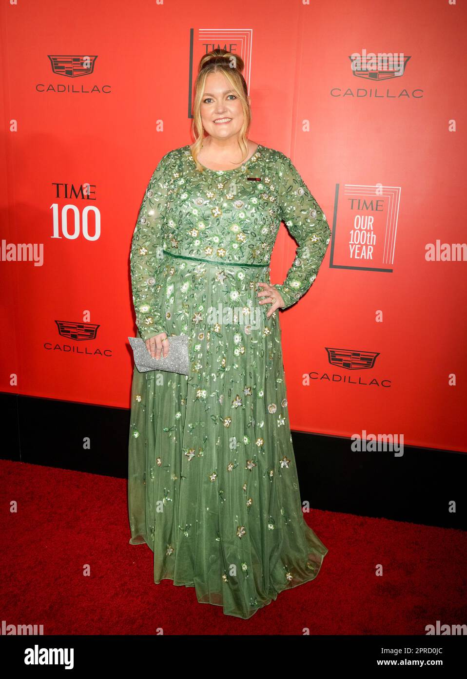 New York, USA. 26. April 2023. Colleen Hoover (C) auf dem roten Teppich während der Time 100 Gala, die die 100 einflussreichsten Menschen der Welt feiert, in der Frederick P. Rose Hall, Heimat des Jazz im Lincoln Center in New York, USA. Kredit: Jennifer Graylock/Alamy Live News Stockfoto