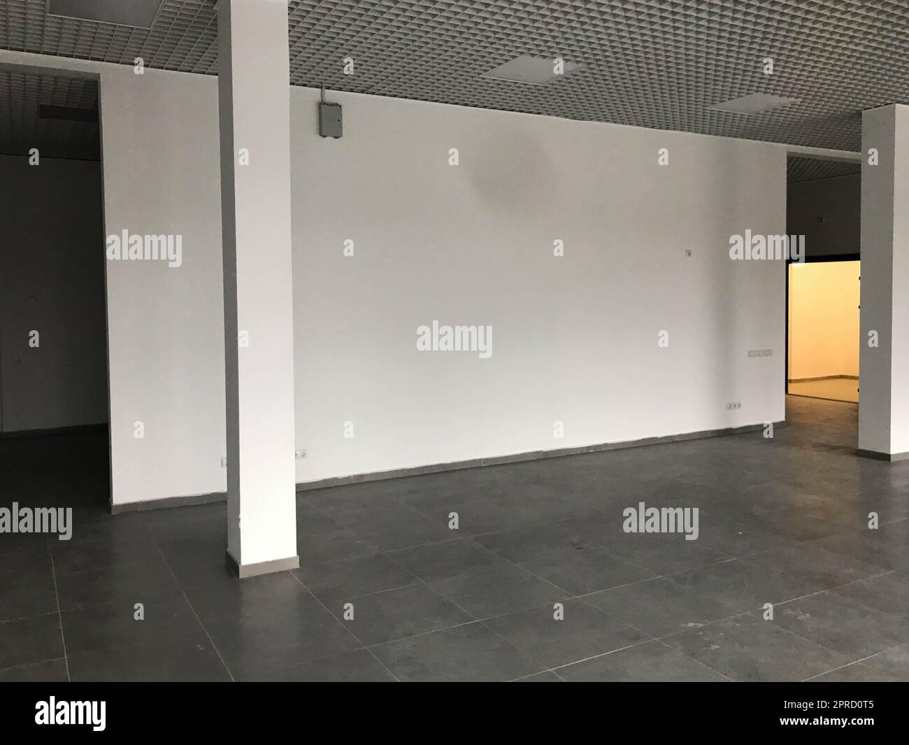 Neue leere Bürofläche nach der Reparatur zur Miete bereit. Stockfoto