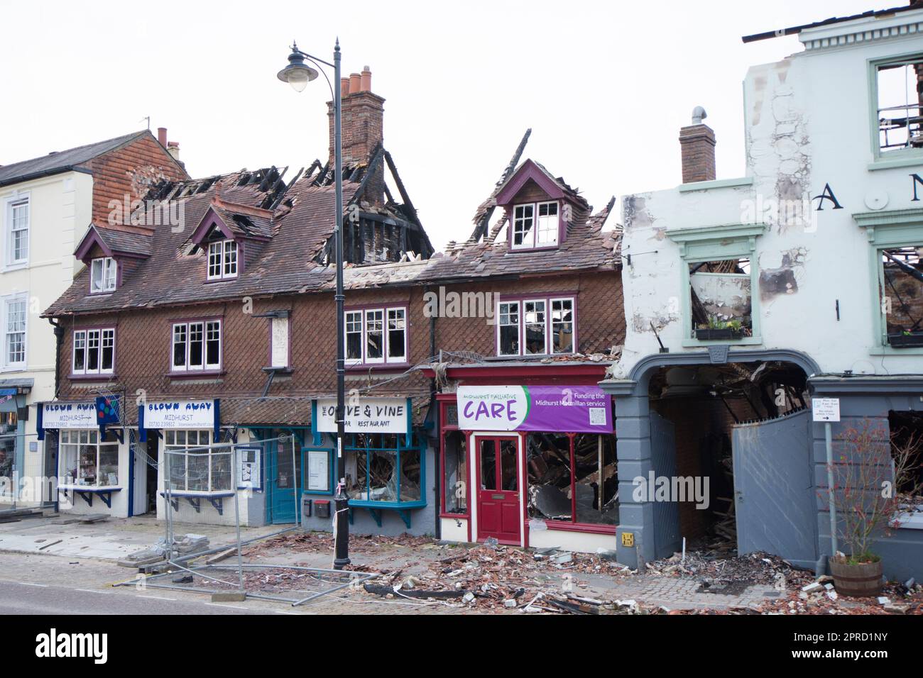 Ausgebrannte Geschäfte neben dem Angel Hotel, zerstört durch Feuer, Midhurst, wodurch die A272 / A286 Straße geschlossen wurde, Foto April 2023 Stockfoto