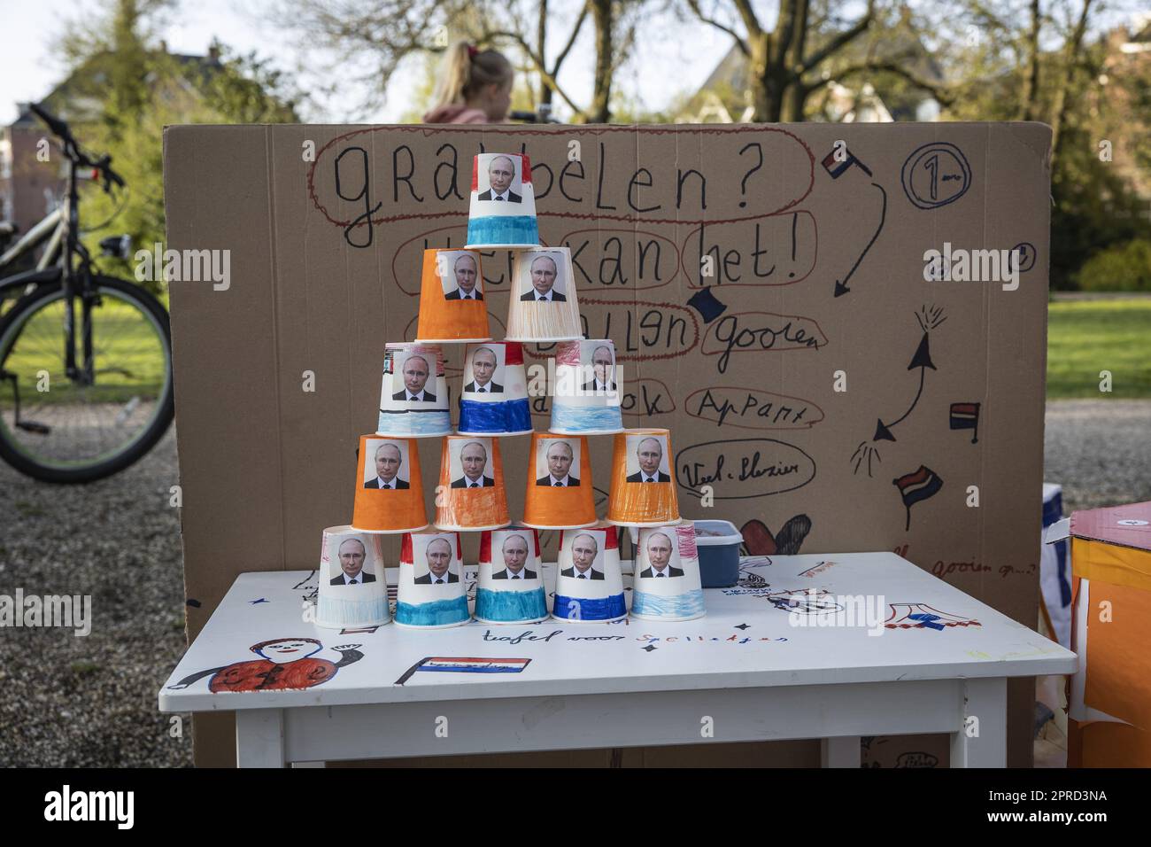 AMSTERDAM - 27./04./2023, AMSTERDAM - Kinder und ihre Eltern nehmen während des Königstags Platz auf dem freien Markt im Vondelpark. ANP DINGENA MOL niederlande raus - belgien raus Stockfoto