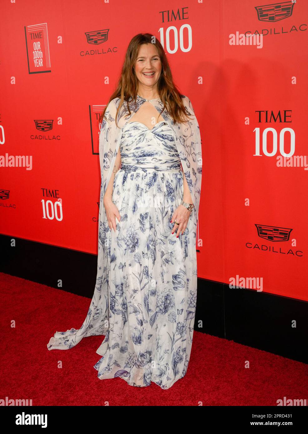 New York, USA. 26. April 2023. Drew Barrymore auf dem roten Teppich während der Zeit 100 Gala, die die 100 einflussreichsten Menschen der Welt feierte, fand in der Frederick P. Rose Hall statt, Heimat des Jazz im Lincoln Center in New York, USA. Kredit: Jennifer Graylock/Alamy Live News Stockfoto