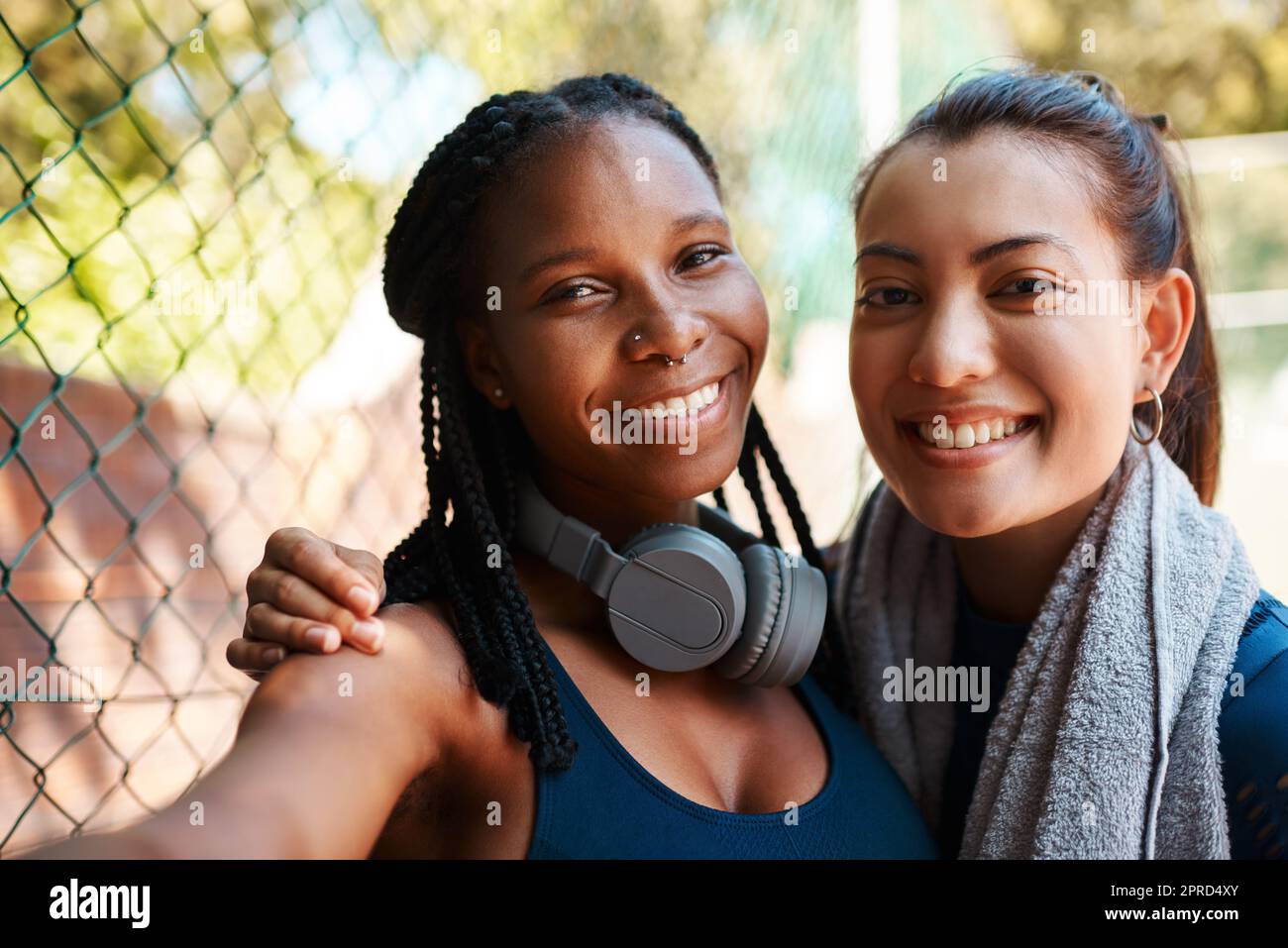 Waren sich gegenseitig Motivation. Porträt zweier sportlicher junger Frauen, die gemeinsam im Freien Selfies machen. Stockfoto