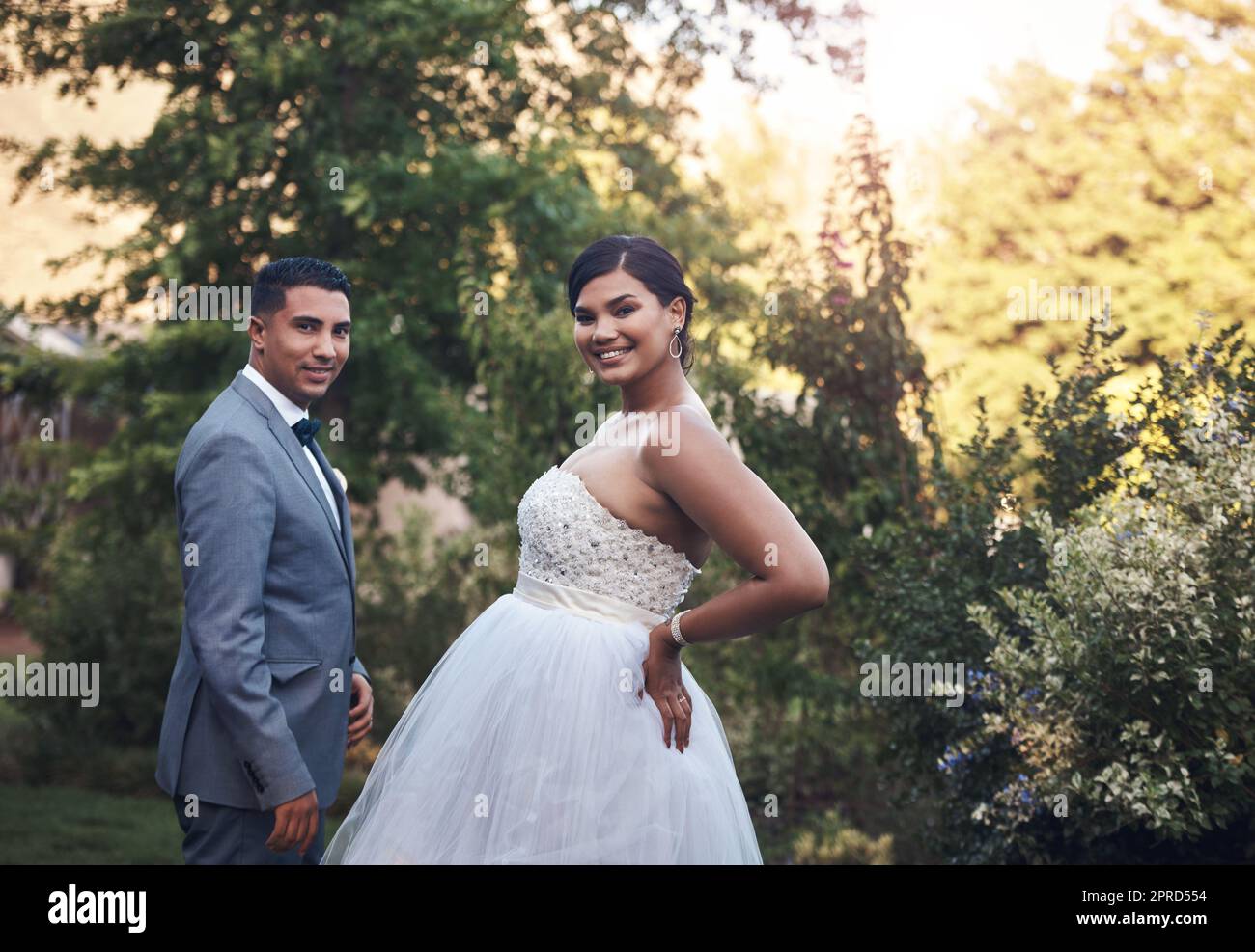 Schauen Sie atemberaubend an ihrem besonderen Tag. Ein junges Paar posiert draußen an ihrem Hochzeitstag. Stockfoto