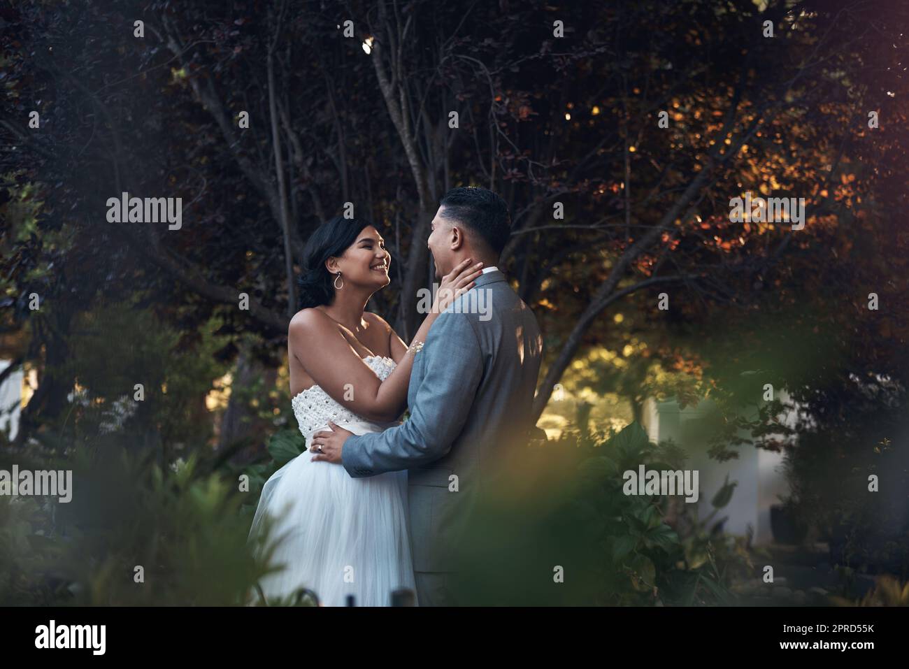 Dies ist der Beginn von etwas schönem. Ein liebevolles Paar, das an ihrem Hochzeitstag draußen steht. Stockfoto