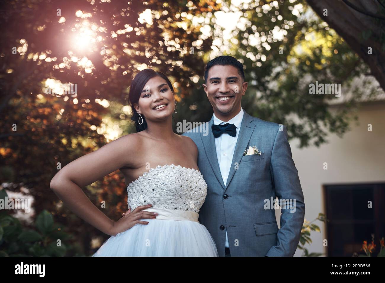 Wir feierten heute unseren großen Tag. Ein junges Paar posiert draußen an ihrem Hochzeitstag. Stockfoto