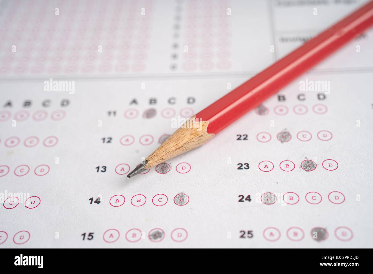 Bleistift auf mathematischer Formel Übung Testpapier in der Bildungsschule. Stockfoto